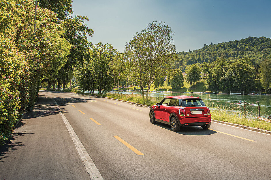 Elektrofahrzeug am Rhein