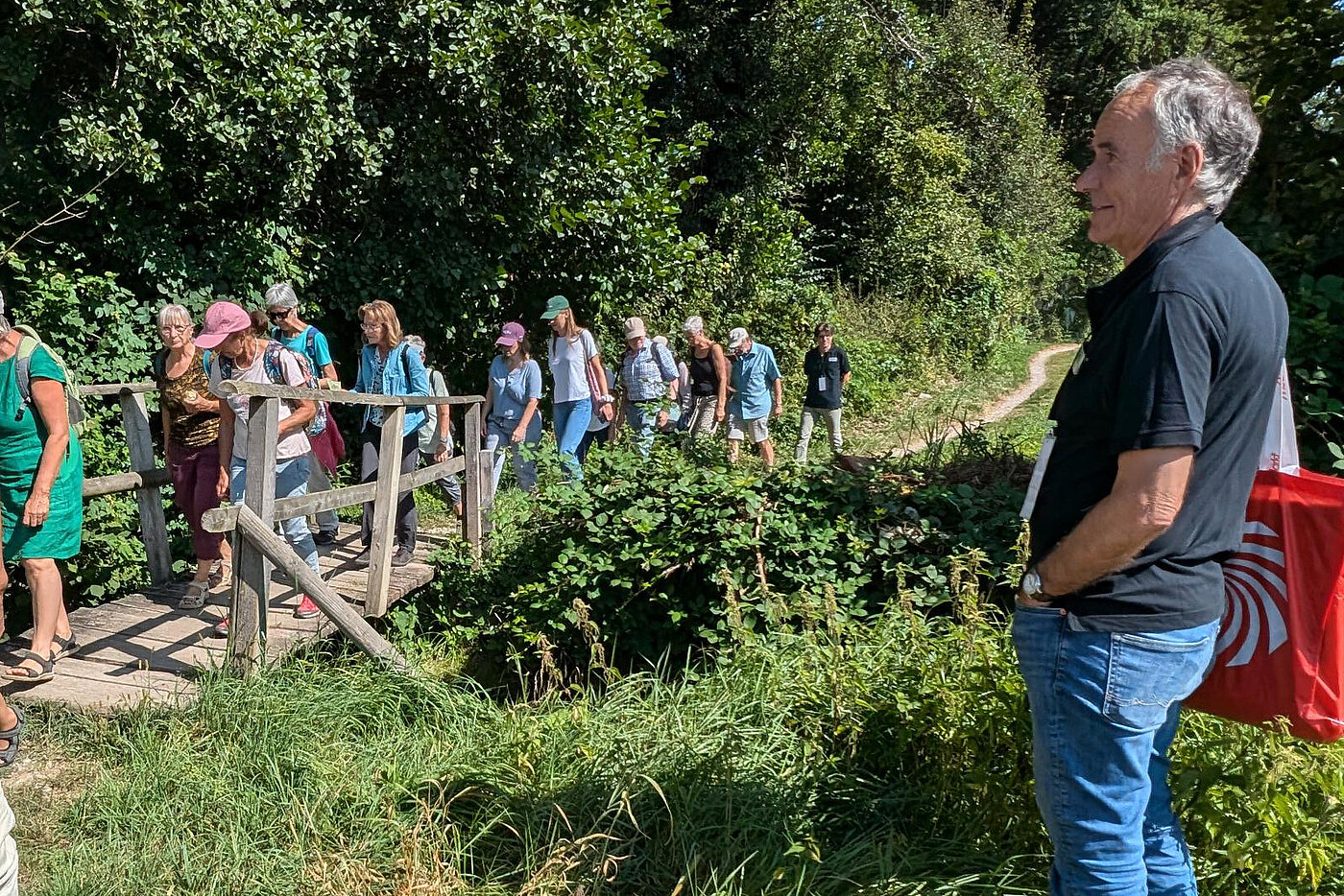 Peter Hunziker leitet die Gruppe über den Mühlebach am Happy Nature Day 2024.
